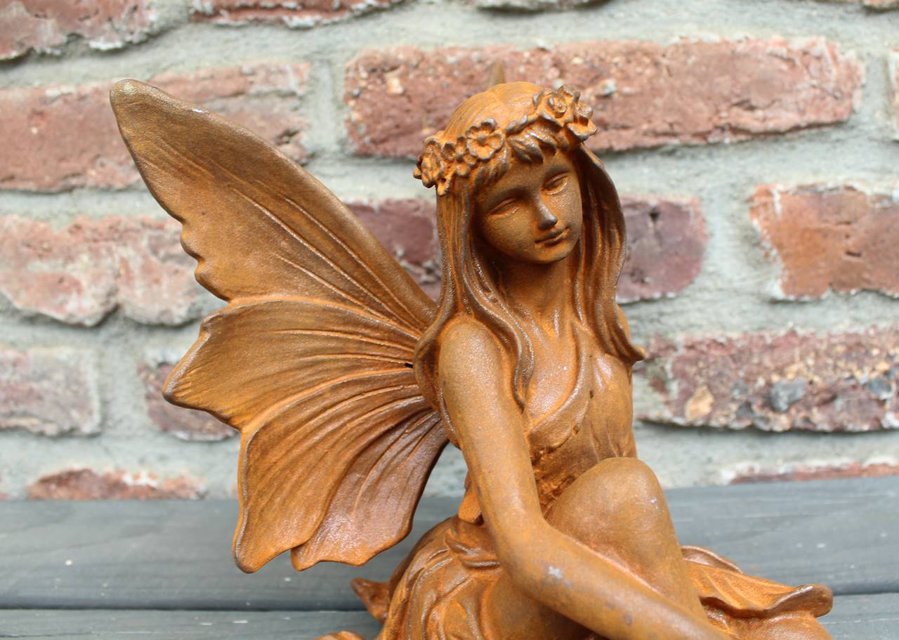 Gartenfigur Elfe sitzend Rostdeko Landhausstil
