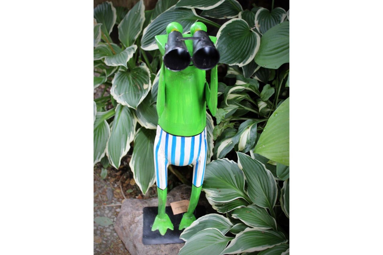 Gartenfigur Frosch Spanner Badehose blau
