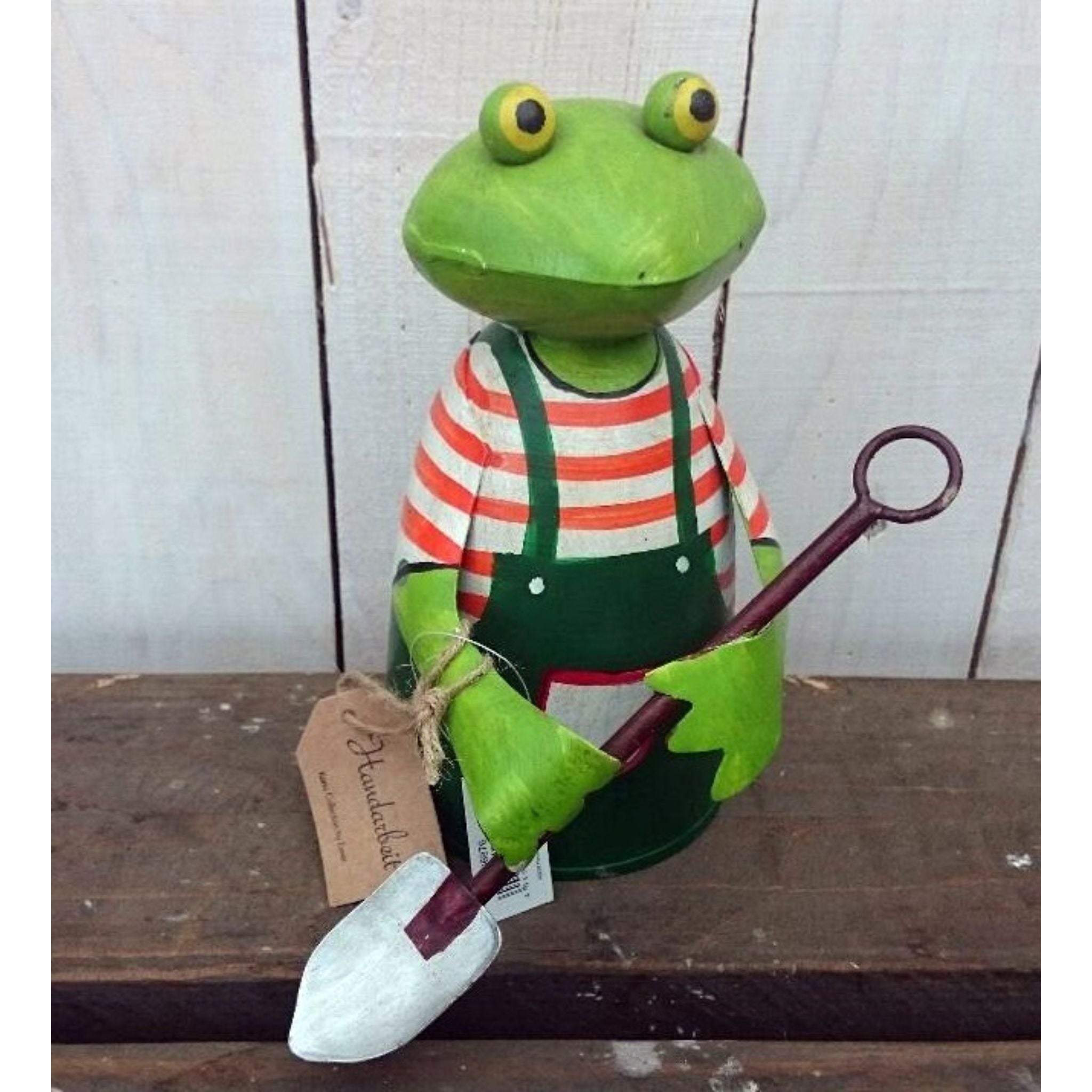 Zaunhocker Frosch mit Schaufel