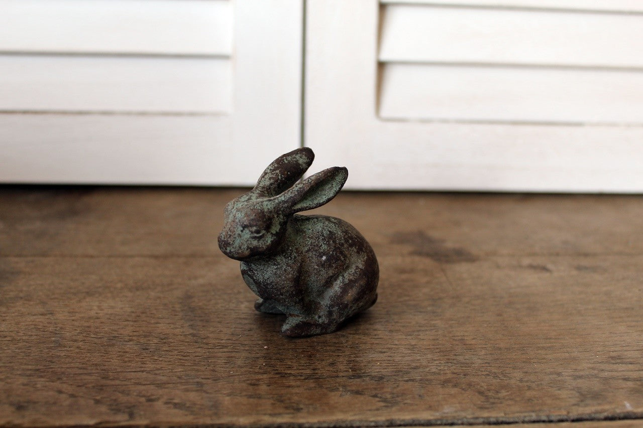 Gartenfigur Hase patiniert