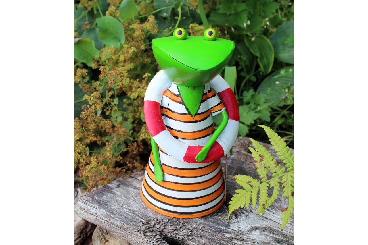 Zaunhocker Frosch mit Rettungsring