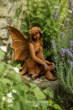 Gartenfigur Elfe sitzend Rostdeko Landhausstil