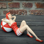 Badefrau Dekofigur liegend 50er Jahre Stil Ball 29 cm