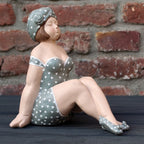 Badefrau Dekofigur sitzend mollig – Retro-Stil Grau 20 cm Herzen