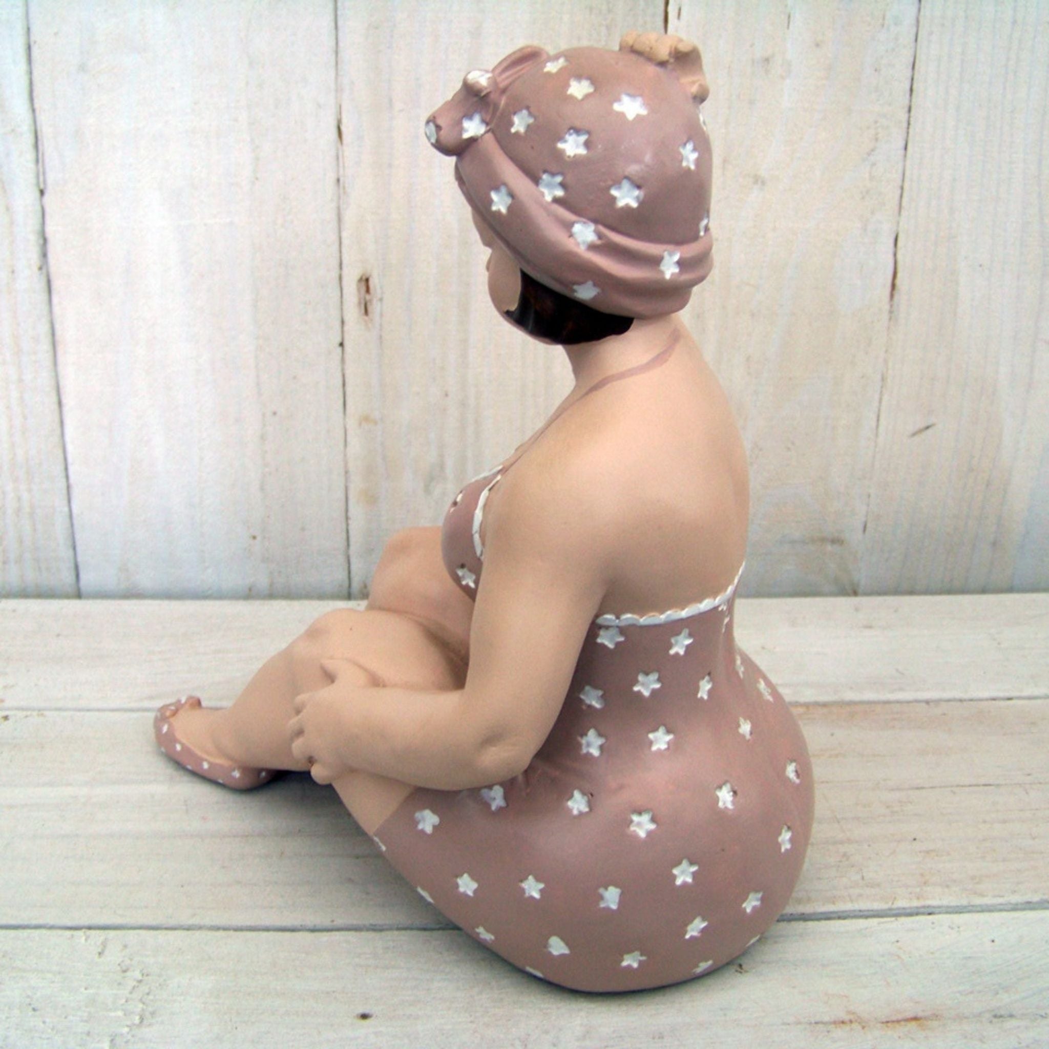 Badefrau Dekofigur sitzend mollig Sternchen-Look 22 cm
