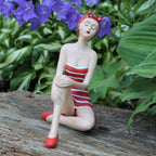Badefrau Dekofigur sitzend Retro-Stil Rot-Weiß gestreift 17,5 cm