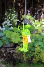 Frosch Spanner hüpfend Gartenfigur