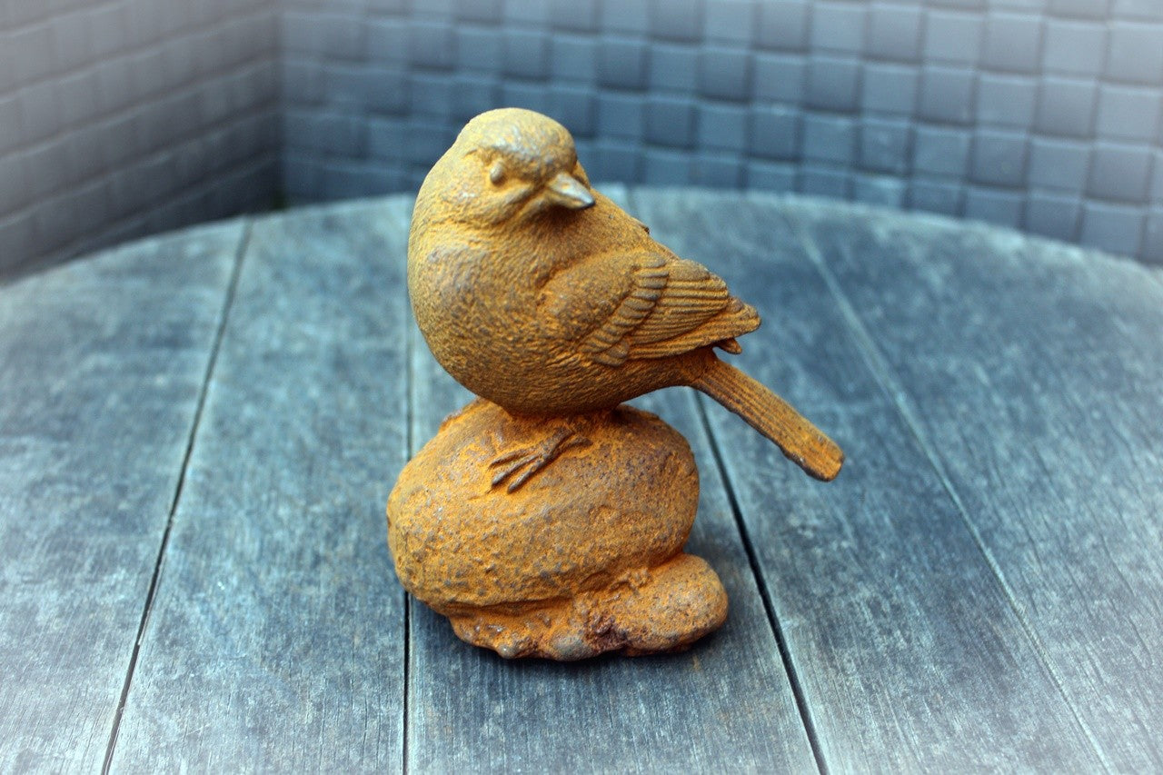 Gartenfigur Vogel auf Stein