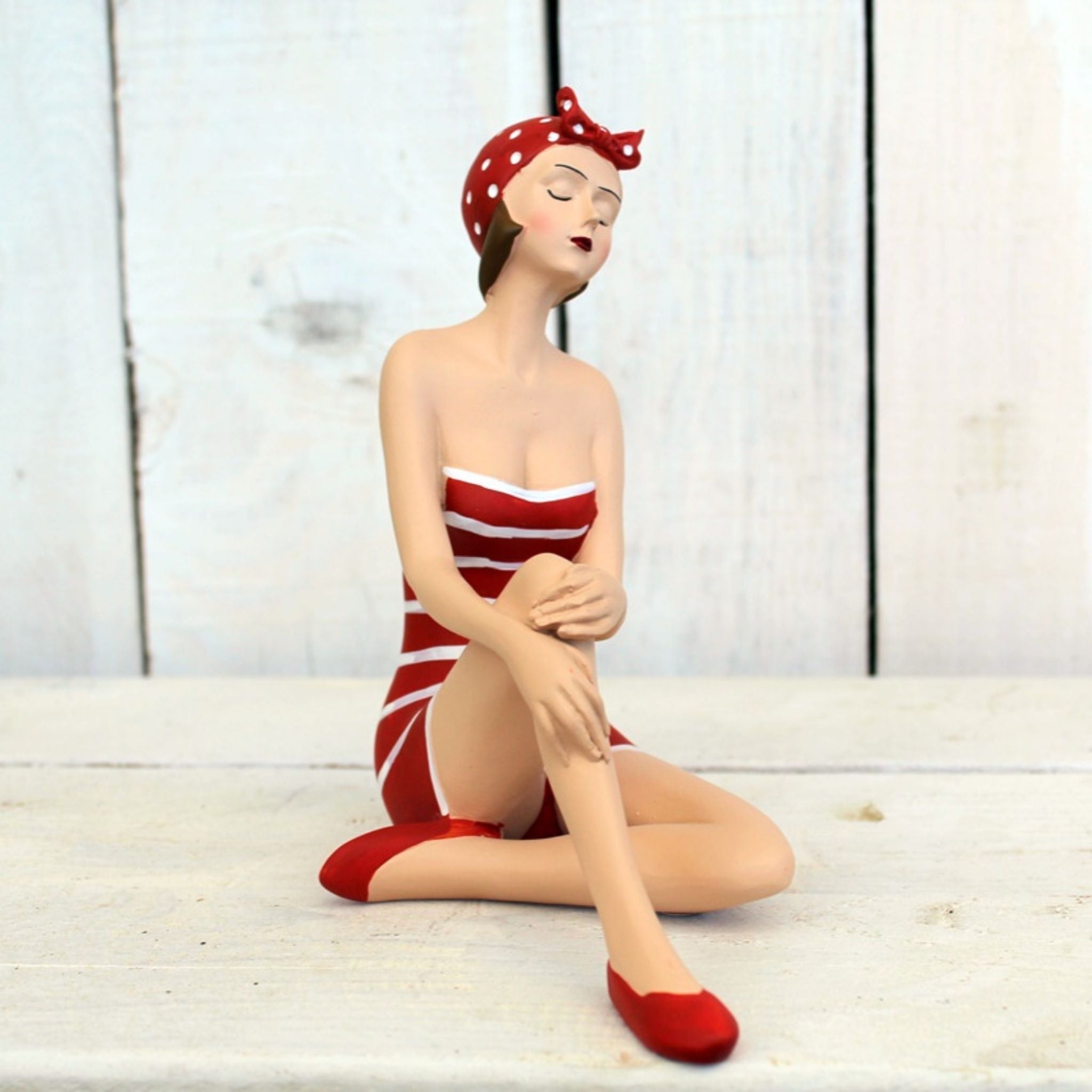 Badefrau Dekofigur sitzend Retro-Stil Rot-Weiß gestreift 17,5 cm
