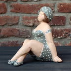 Badefrau Dekofigur sitzend mollig – Retro-Stil Grau 20 cm Herzen