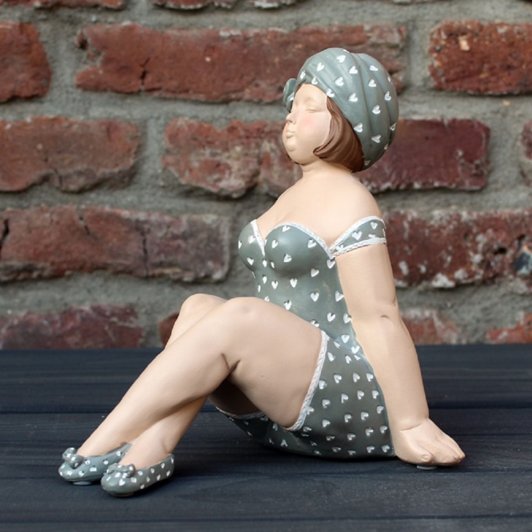 Badefrau Dekofigur sitzend mollig – Retro-Stil Grau 20 cm Herzen