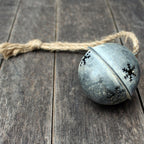 Zinkglocke Schelle mit Schneeflocken zum Aufhängen 6 cm