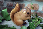 Dekofigur Eichhörnchen mit Nuss