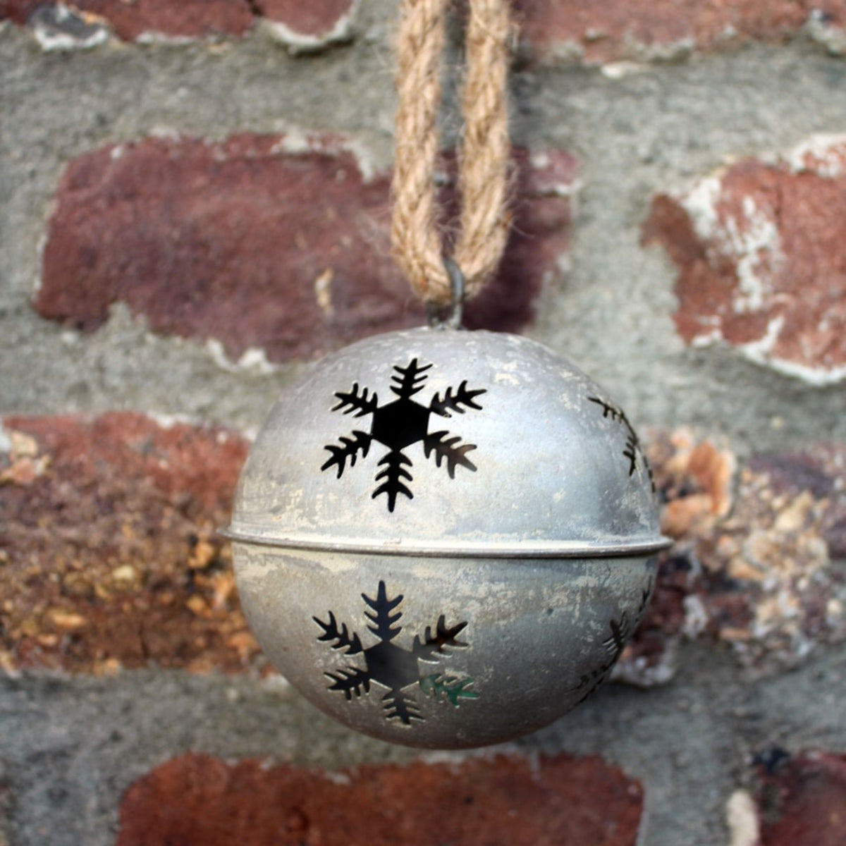 Zinkglocke Schelle mit Schneeflocken zum Aufhängen 8 cm
