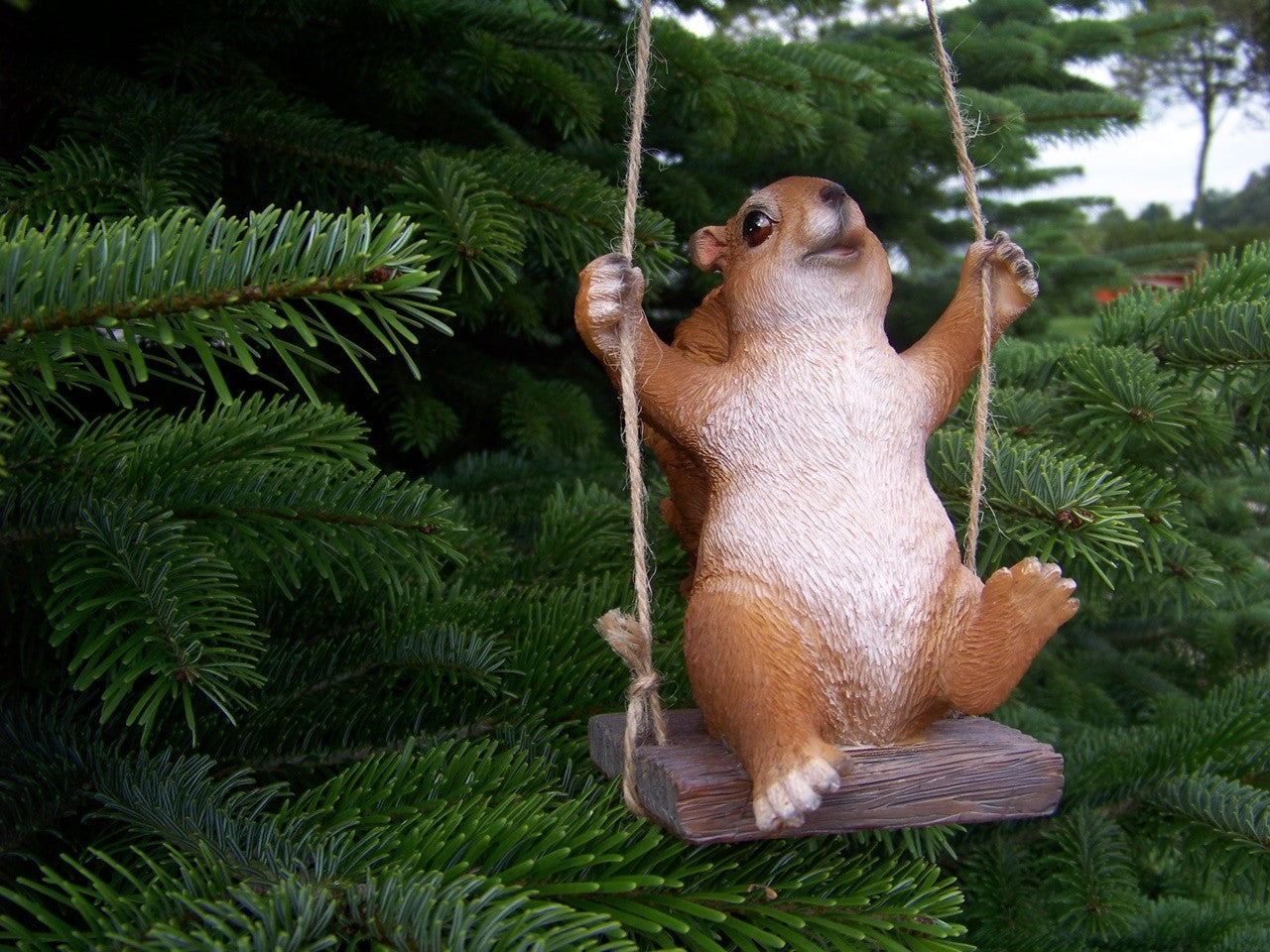 Dekofigur Eichhörnchen auf Schaukel
