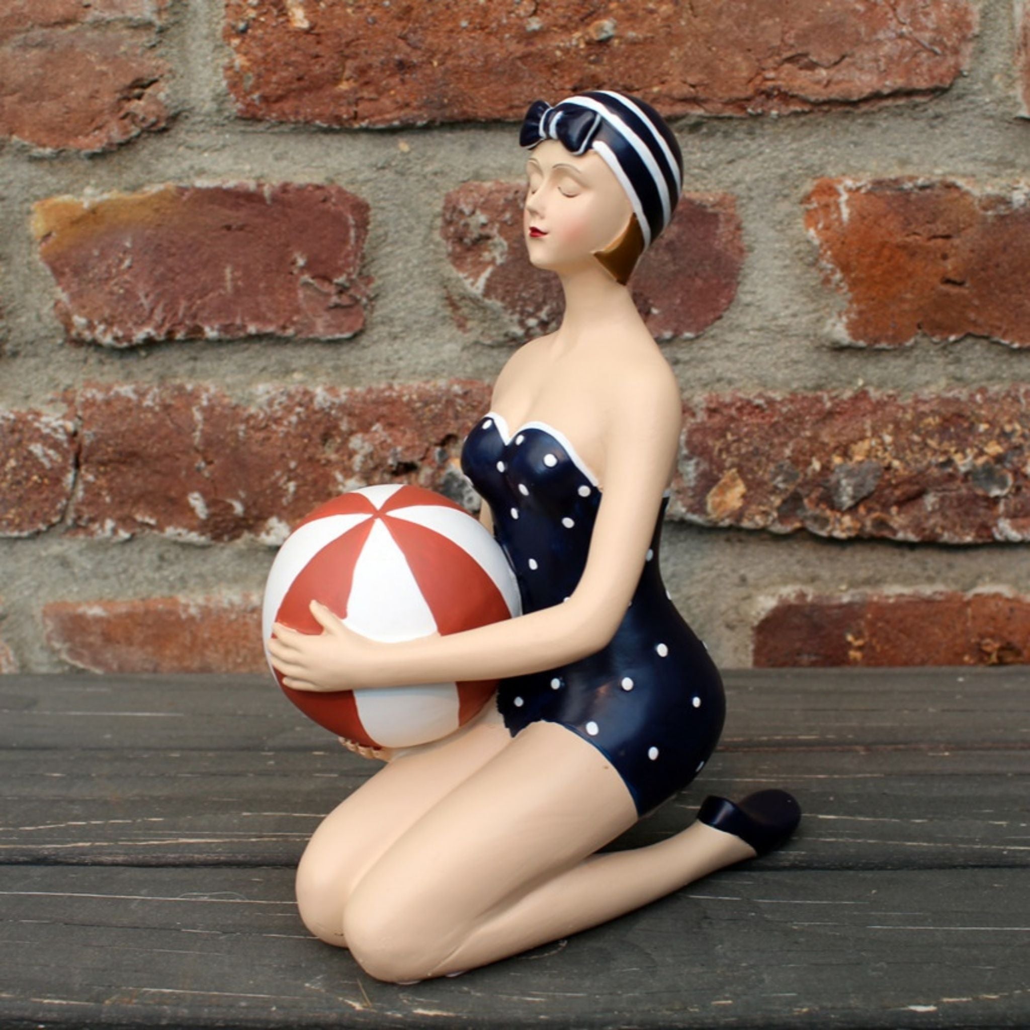 Badefrau Dekofigur kniend 50er Jahre Stil Ball 20,5 cm