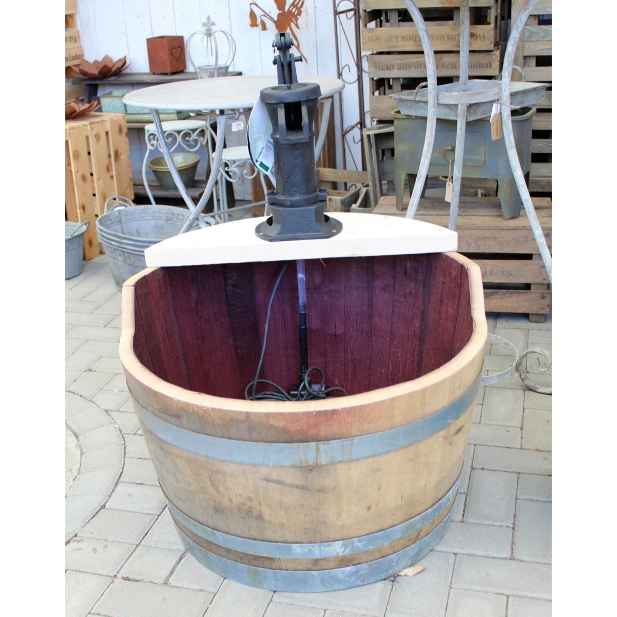 Weinfass Wasserspiel m. Pitcherpumpe natur