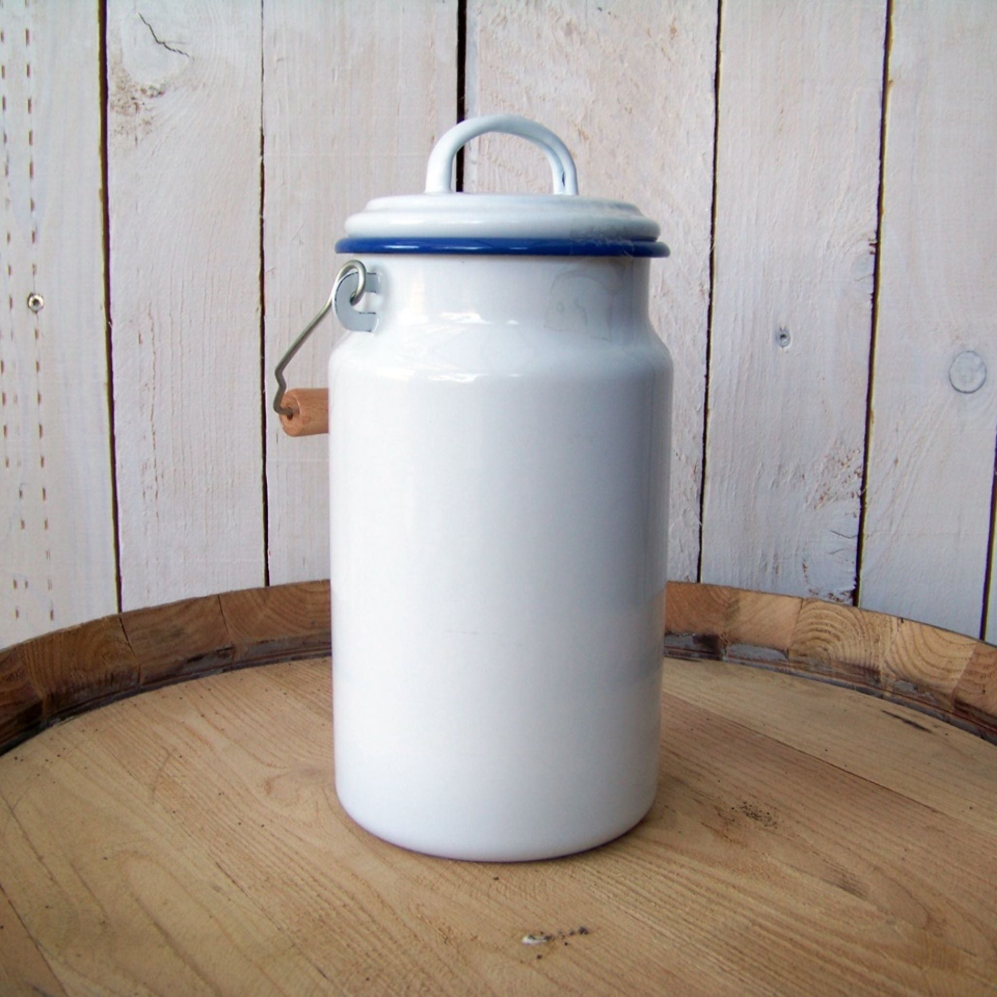 Emaille Milchkanne Weiß Blau im nostalgischen Stil 2 Liter