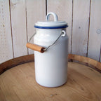 Emaille Milchkanne Weiß Blau im nostalgischen Stil 2 Liter