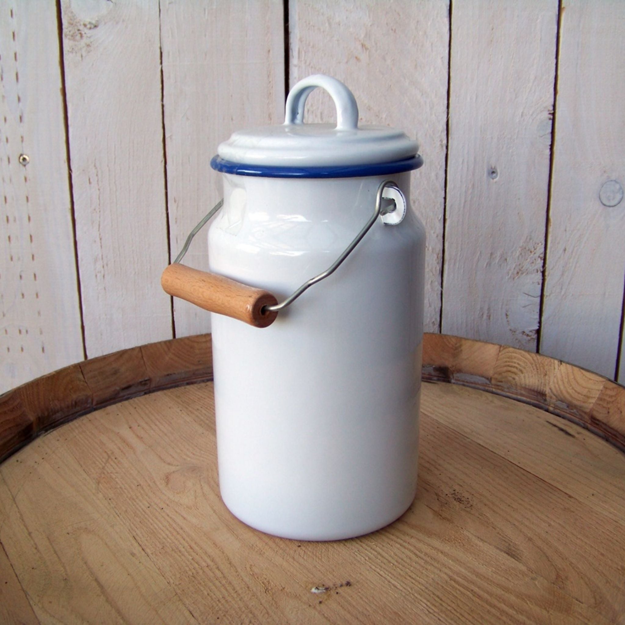 Emaille Milchkanne Weiß Blau im nostalgischen Stil 2 Liter