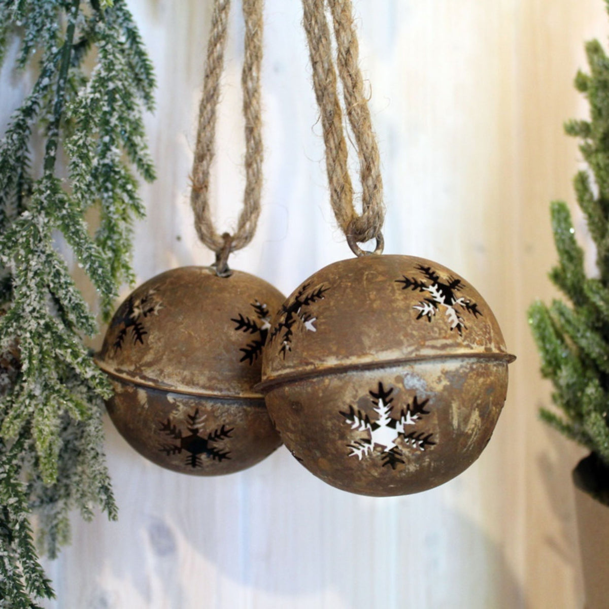 Dekoglocke Rost aus Metall mit Schneeflocken 8 cm