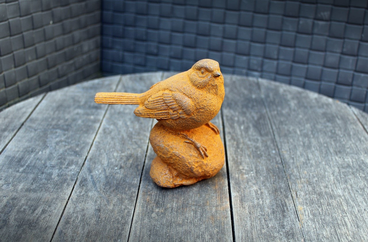 Gartenfigur Vogel auf Stein II