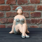 Badefrau Dekofigur sitzend mollig – Retro-Stil Grau 20 cm Herzen