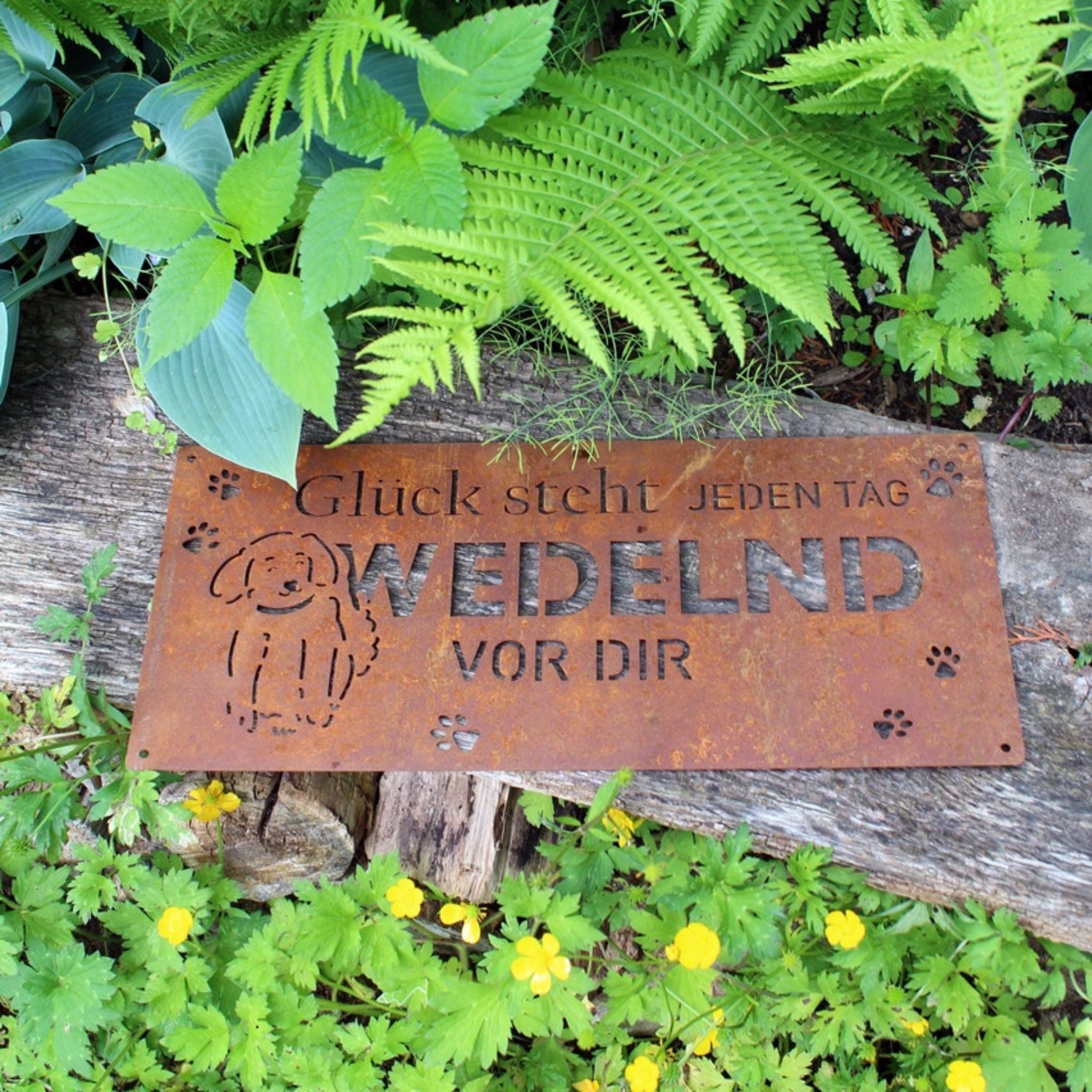 Rostschild Hund Glück steht wedelnd Garten 40cm