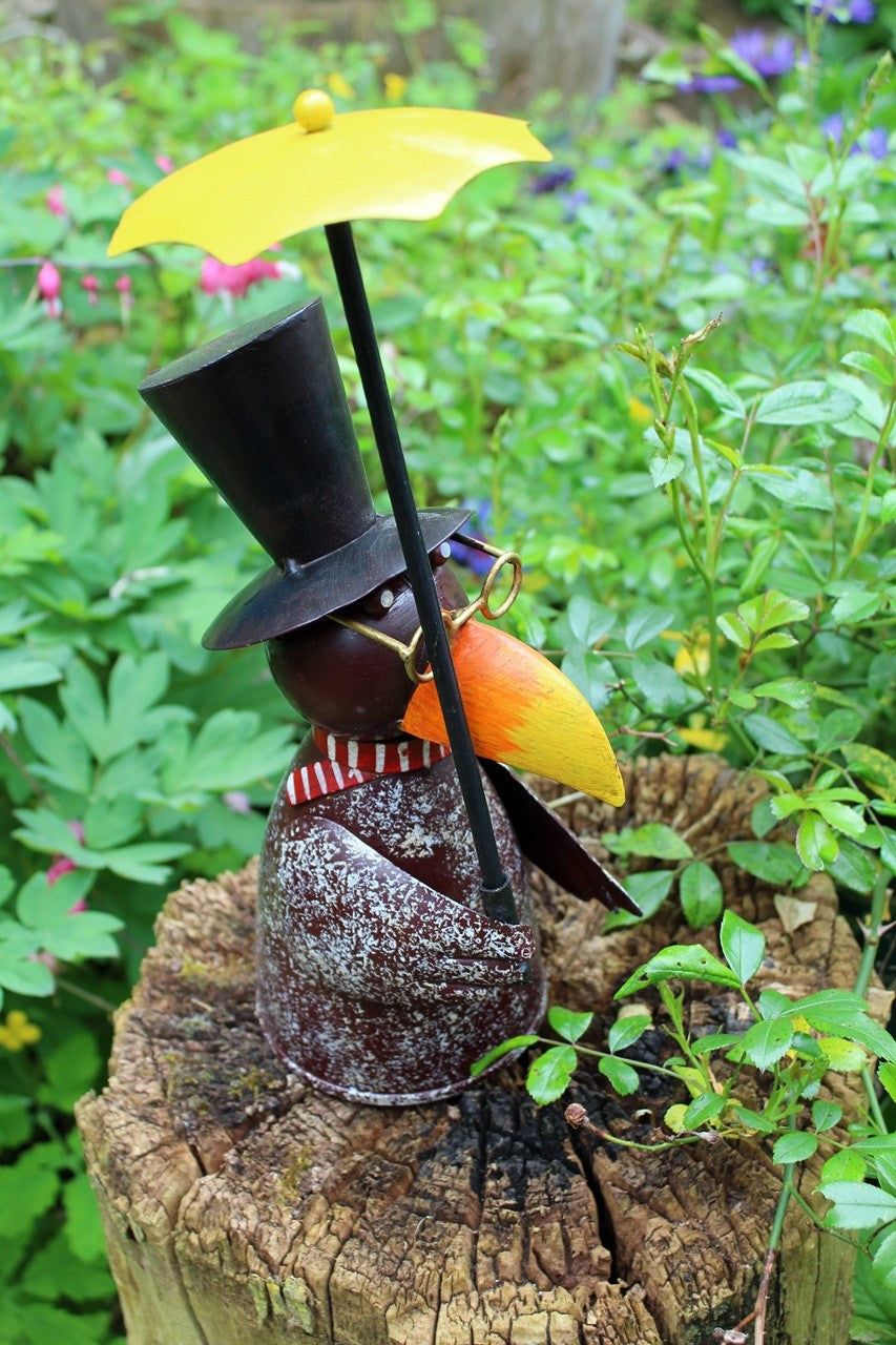 Zaunhocker Rabe mit Schirm Gartenfigur