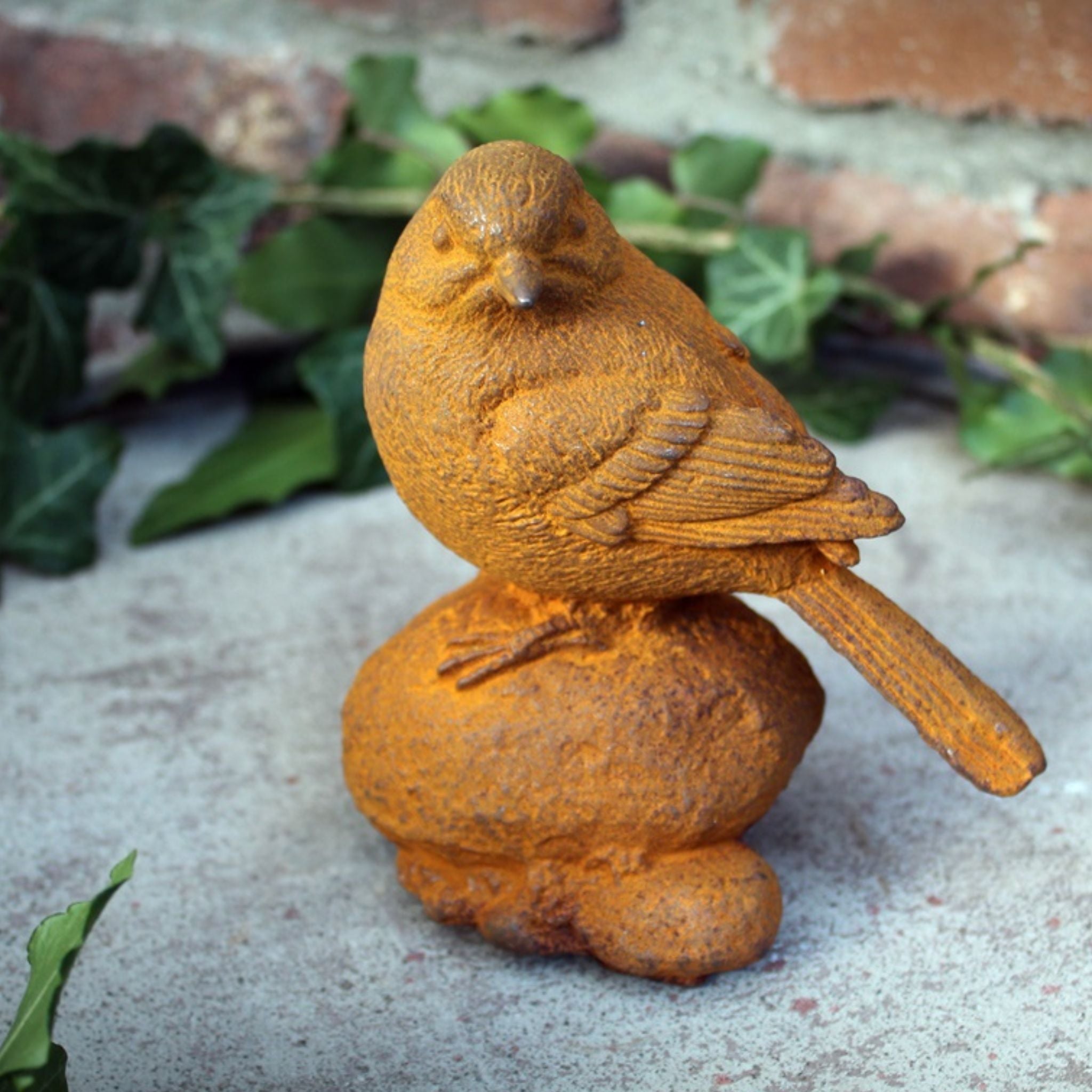 Gartenfigur Vogel auf Stein