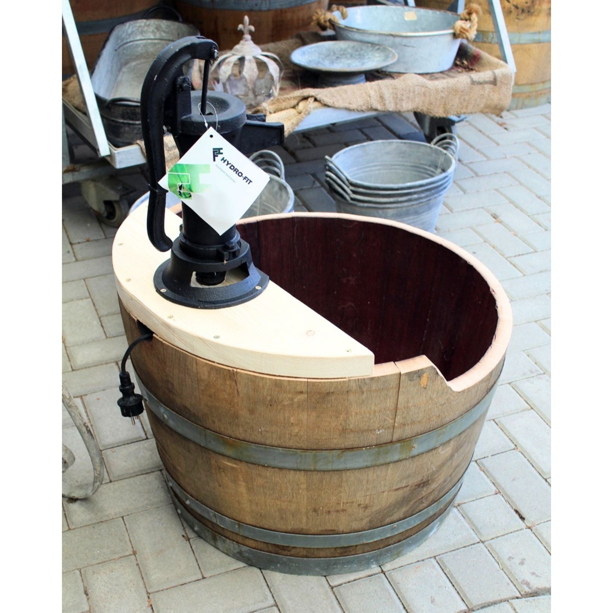 Weinfass Wasserspiel m. Pitcherpumpe natur