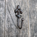Mini-Wandhaken „Französische Lilie“ – Gusseisen, antikbraun