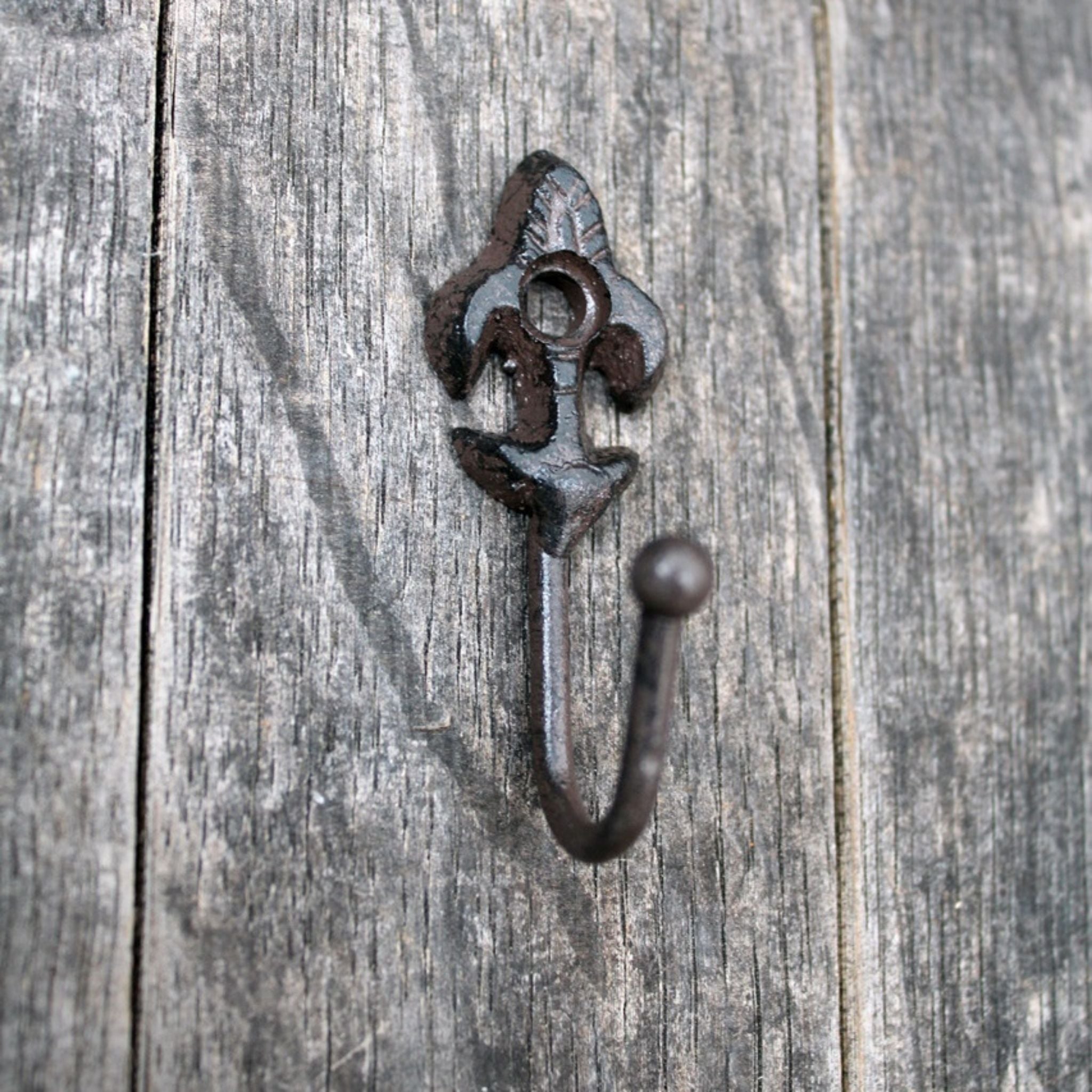 Mini-Wandhaken „Französische Lilie“ – Gusseisen, antikbraun