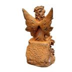 Gartenfigur Elfe auf Sockel sitzend