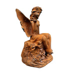 Gartenfigur Elfe auf Sockel sitzend