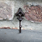 Mini-Wandhaken „Französische Lilie“ – Gusseisen, antikbraun