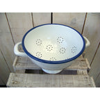 Nostalgischer Emaille Seiher in Weiß mit blauem Rand 21 cm