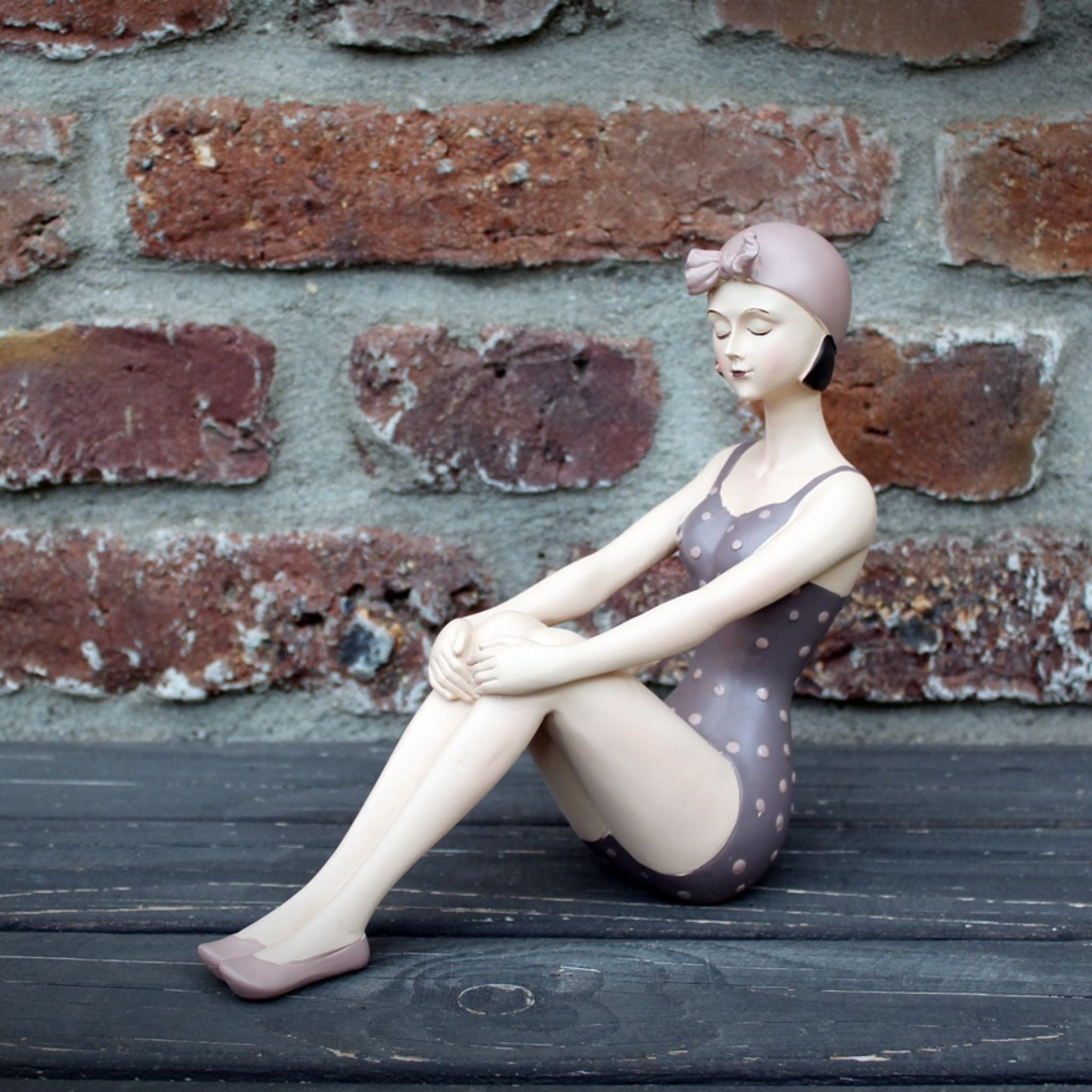 Badefrau Dekofigur sitzend Retro-Look Mauve 20 cm