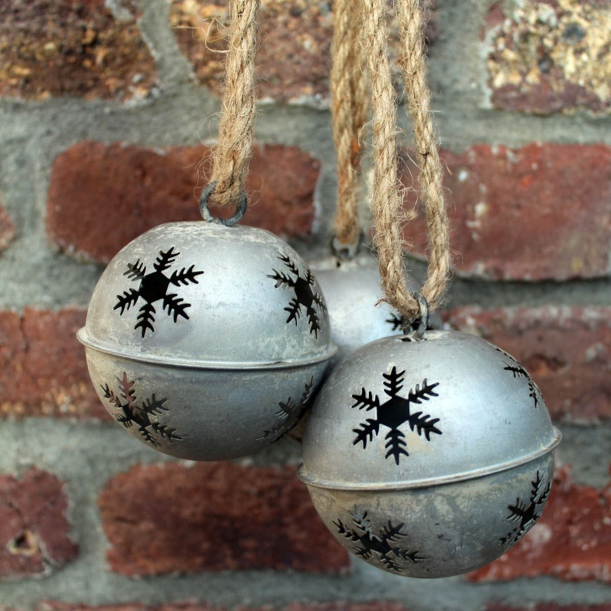 Zinkglocke Schelle mit Schneeflocken zum Aufhängen 8 cm