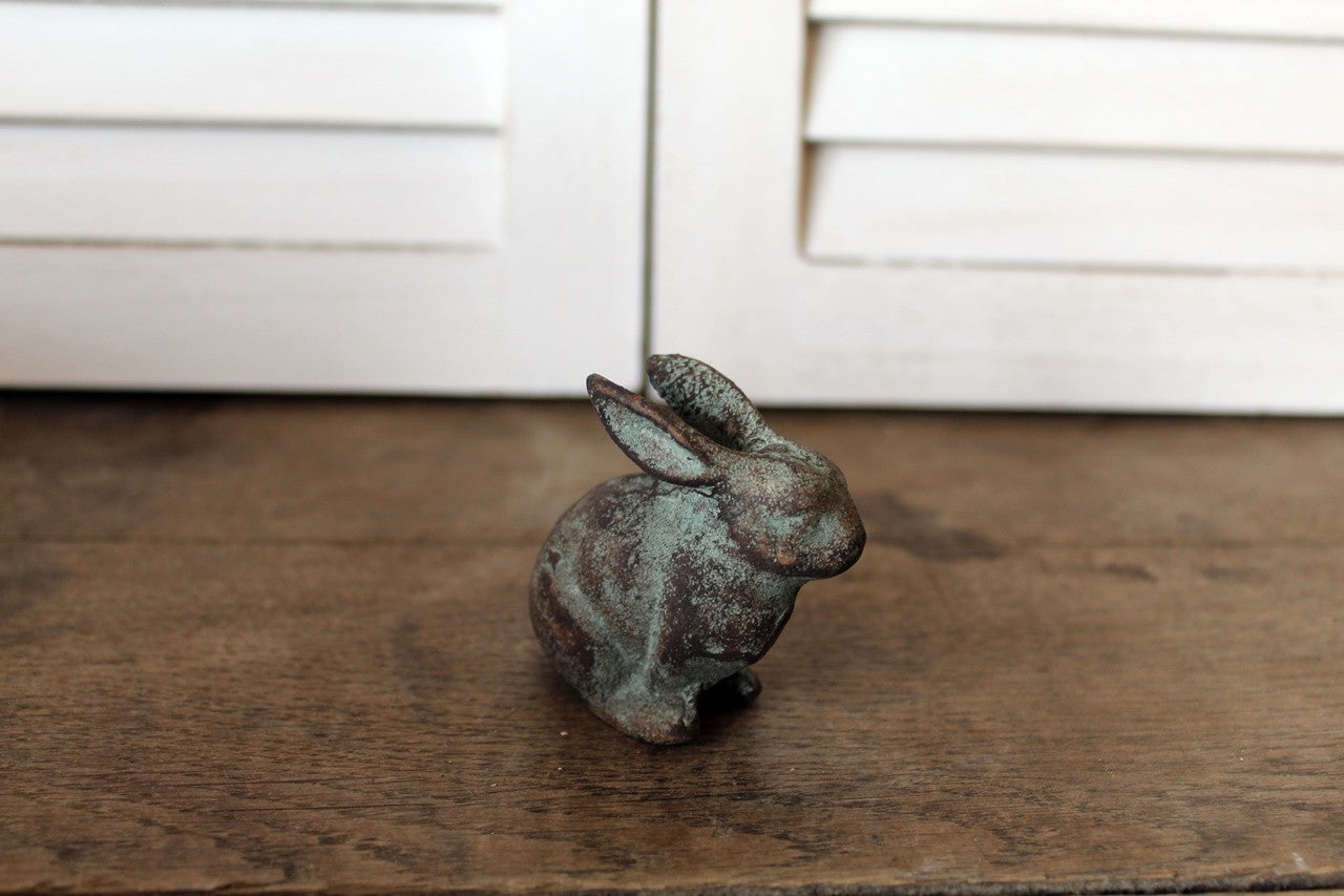 Gartenfigur Hase patiniert