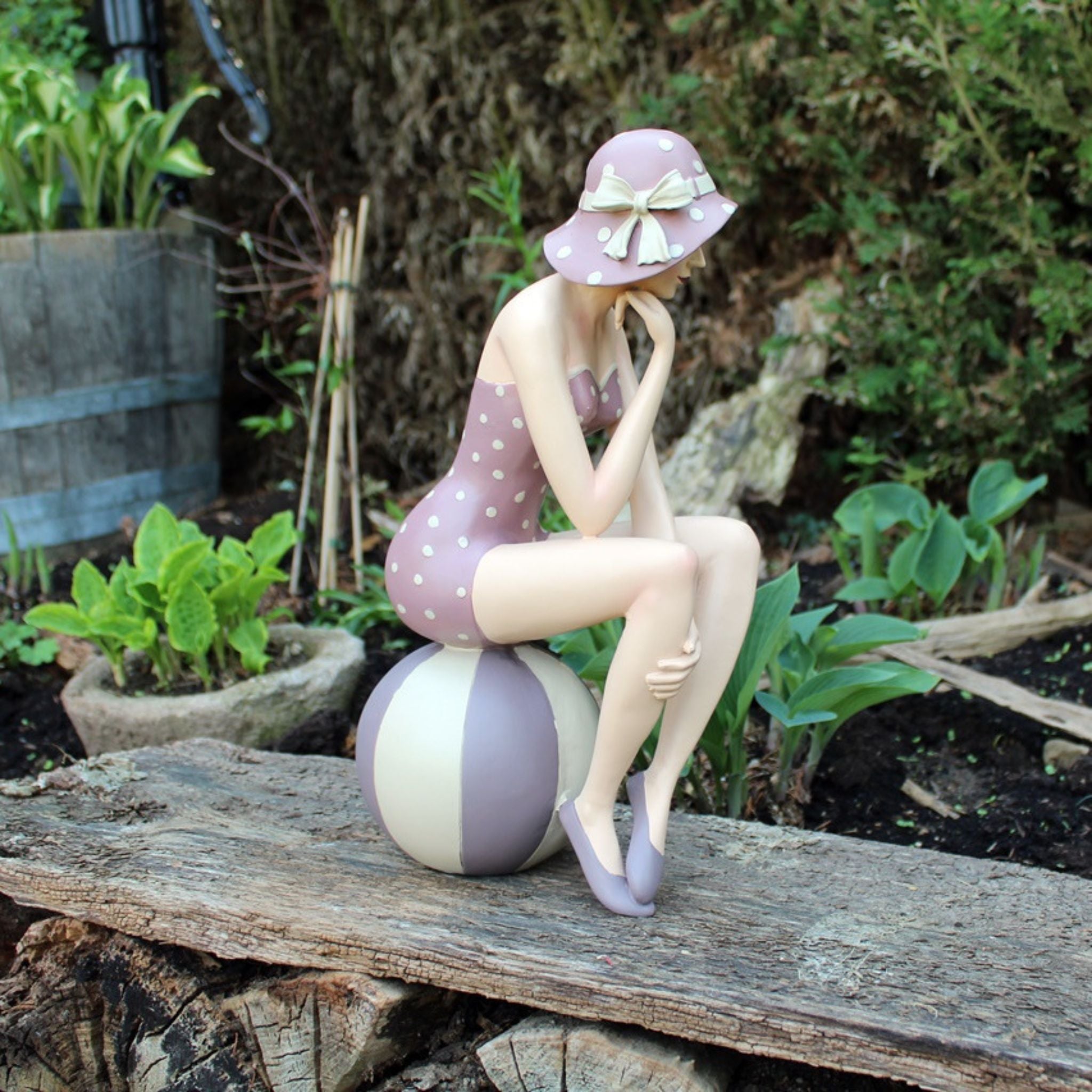 Badefrau Dekofigur sitzend auf Ball Retro-Look Beere/Mauve 38 cm