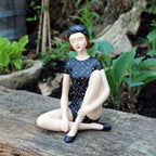 Badefrau Dekofigur sitzend Retro-Look Schwarz/Weiß 19 cm