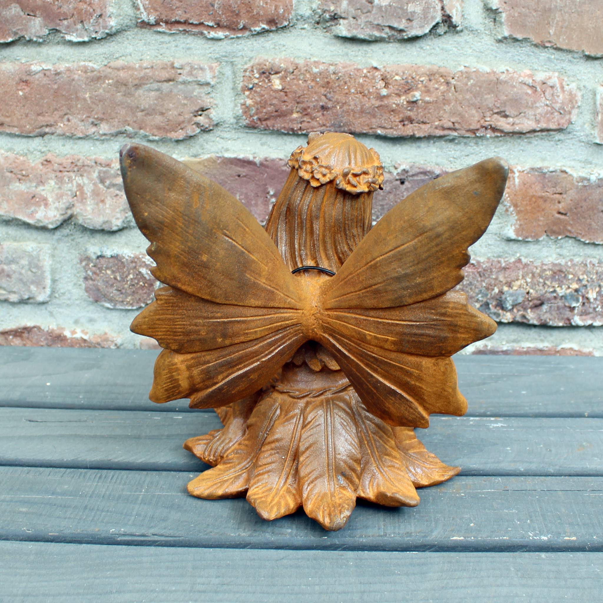 Gartenfigur Elfe sitzend Rostdeko Landhausstil