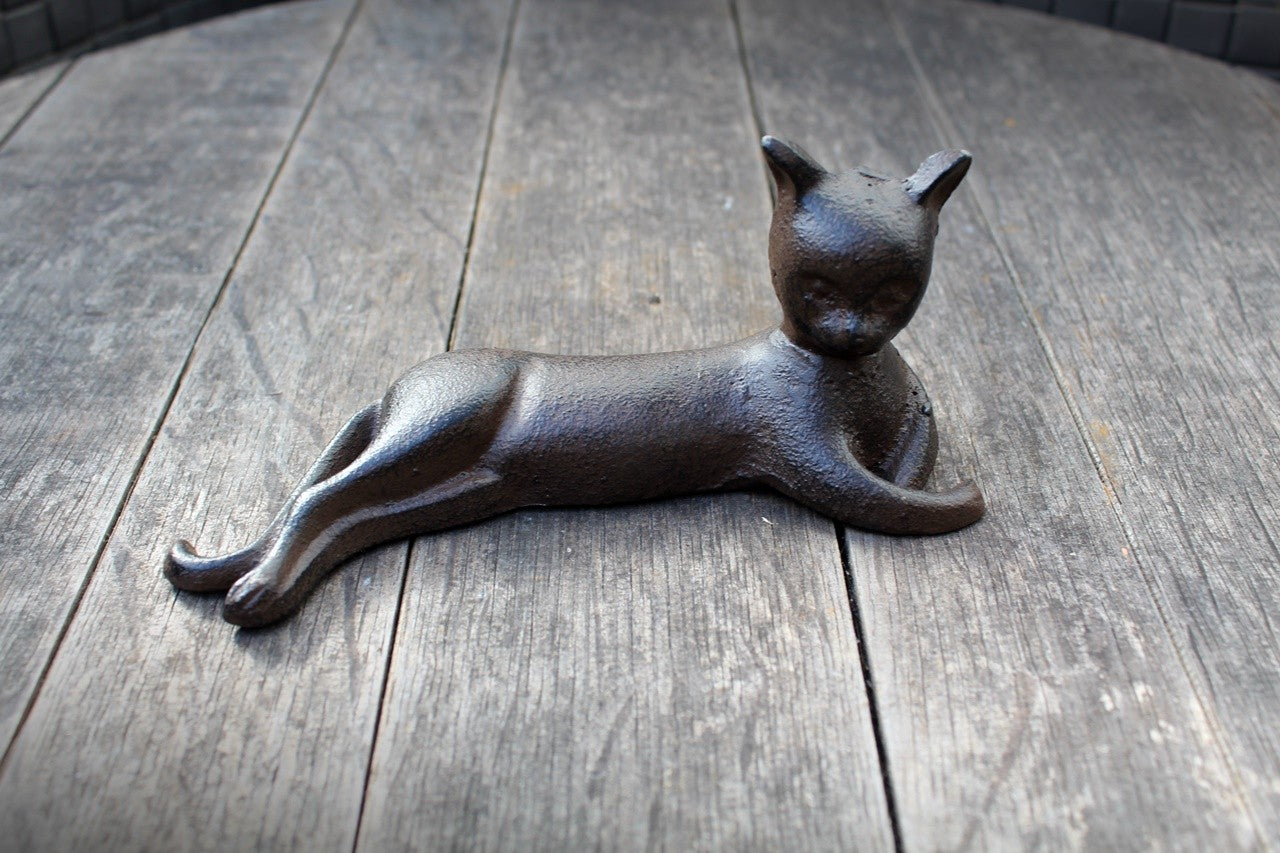 Gartenfigur Katze liegend