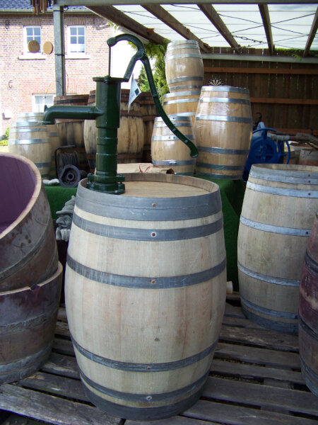 Weinfass natur 225 ltr mit Schwengelpumpe