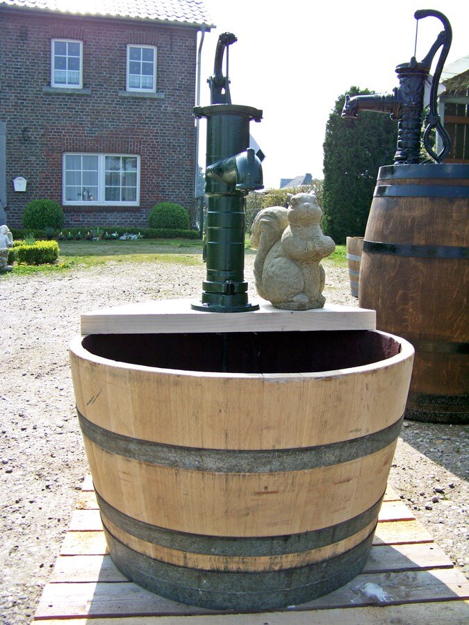 Weinfass Wasserspiel Schwengelpumpe