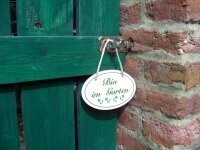 Emailleschild Bin im Garten