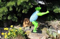 Schwimmfrosch Gartenfigur blau