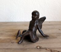 Gartenfigur Elfe mit Vogel