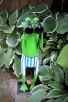 Gartenfigur Frosch Spanner Badehose blau